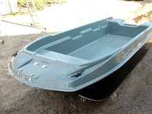 Пласитковая лодка с рундуками
