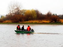 Пластиковая лодка на воде